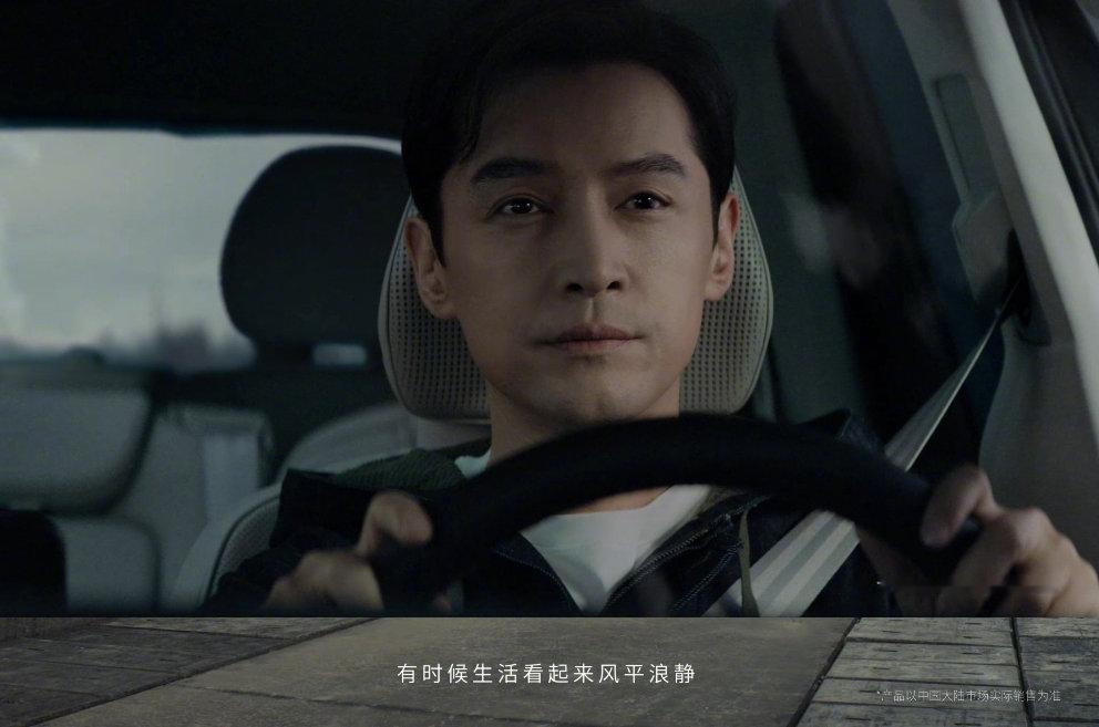 胡歌到底有几个身份  仙侠剧中的逍遥哥哥，带着少年的无畏与赤诚；权谋剧中的梅长苏