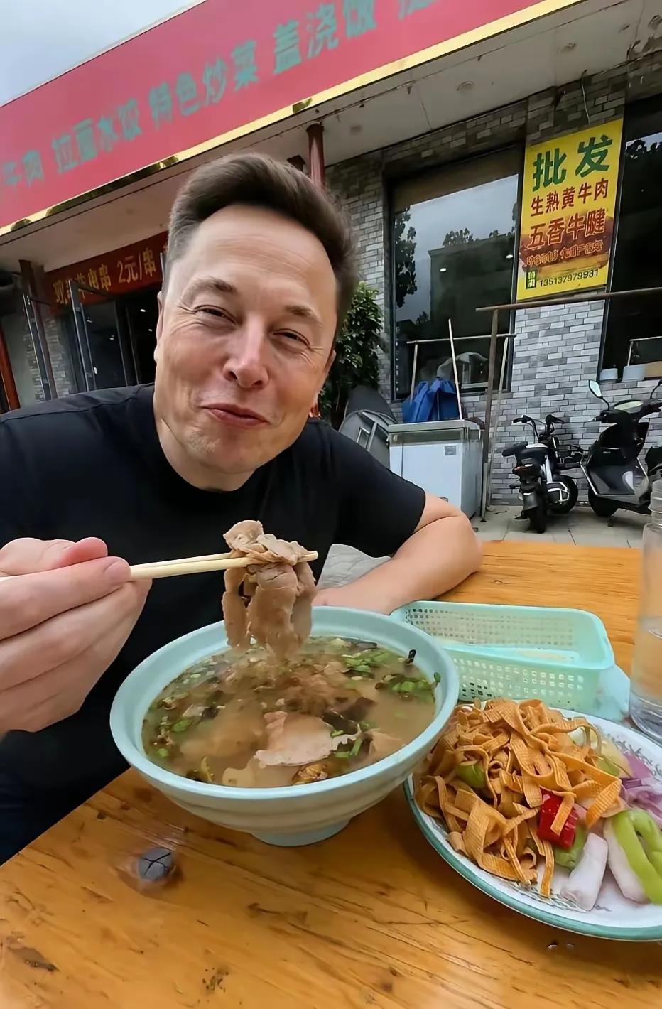 身价万亿的马斯克，没在华尔街看火箭，没在白宫游说，反倒蹲在长沙夜市的塑料凳上，对