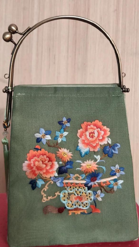 庆幸，时至今日，濒临失传的汴绣已经恢复了起来。
当年，金兵南下，汴绣技师要么被金