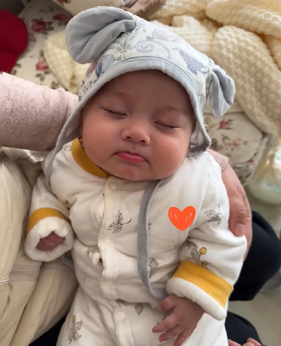 当妈后，最扎心的二选一来了
 
老公让我过完年必须做个选择：
要么全职在家带娃，