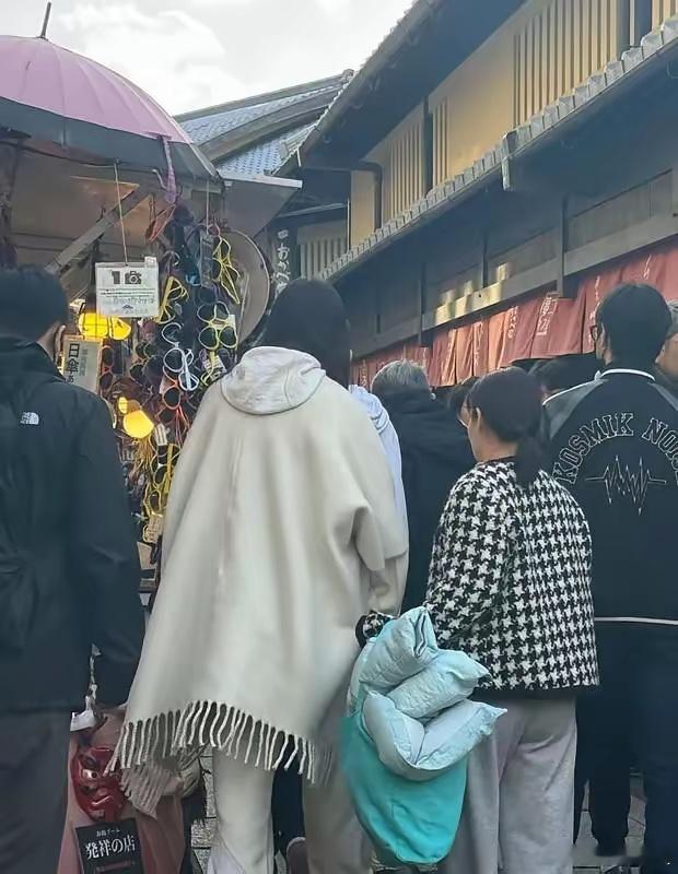 一米七出头的何猷君在178高的奚梦瑶面前显得娇小～～[哈哈][哈哈] 