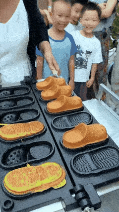 这年头做什么也要与时俱进持续不断的创新，你看街头这个摆摊的老板娘做出来的拖鞋蛋糕