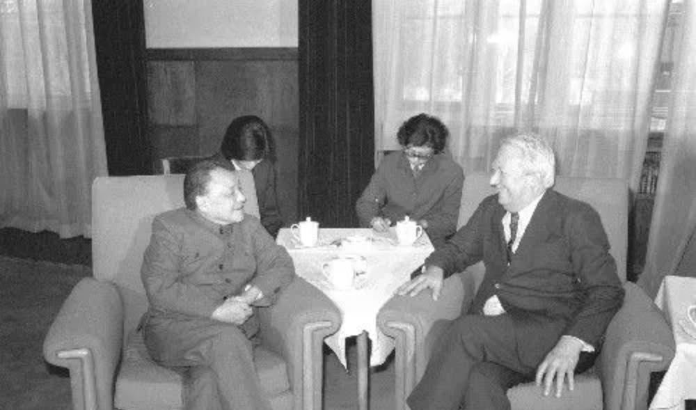 1974年毛主席和希思会面时，毛主席闲聊间向周恩来询问，为何未为希思准备仪仗队？