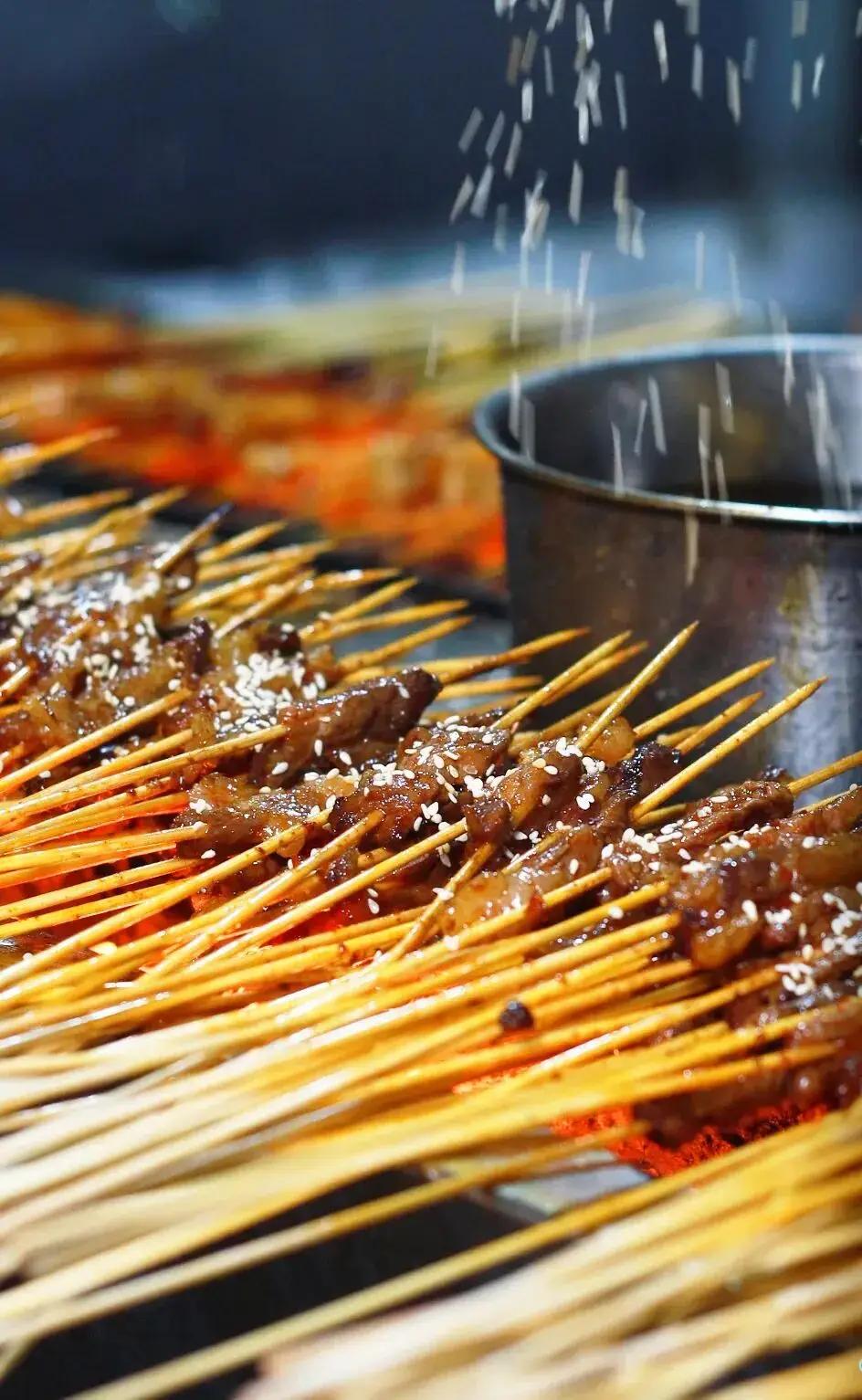 云南昆明旅游，美味夜宵打卡攻略！
昆明夜宵推荐：
1、昭通小肉串、爆浆包浆豆腐、