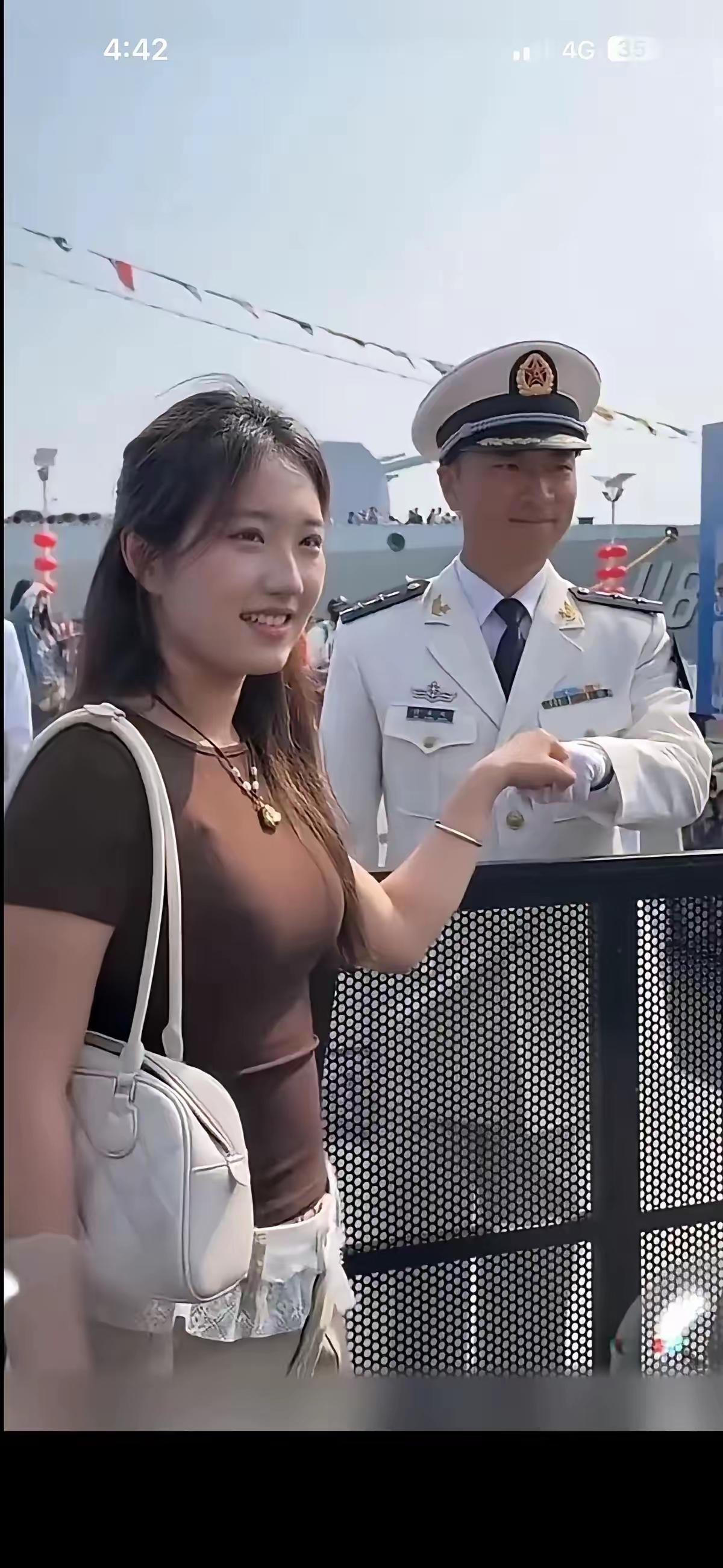军舰开放日，一个姑娘跟军人合了个影，视频传疯了。
底下全是“在一起”“嫁给他”