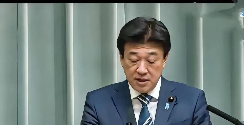 日本方面的官员竟然因为熊猫媒体拍的照片姿势提出反对意见？这操作真是让人摸不着头脑