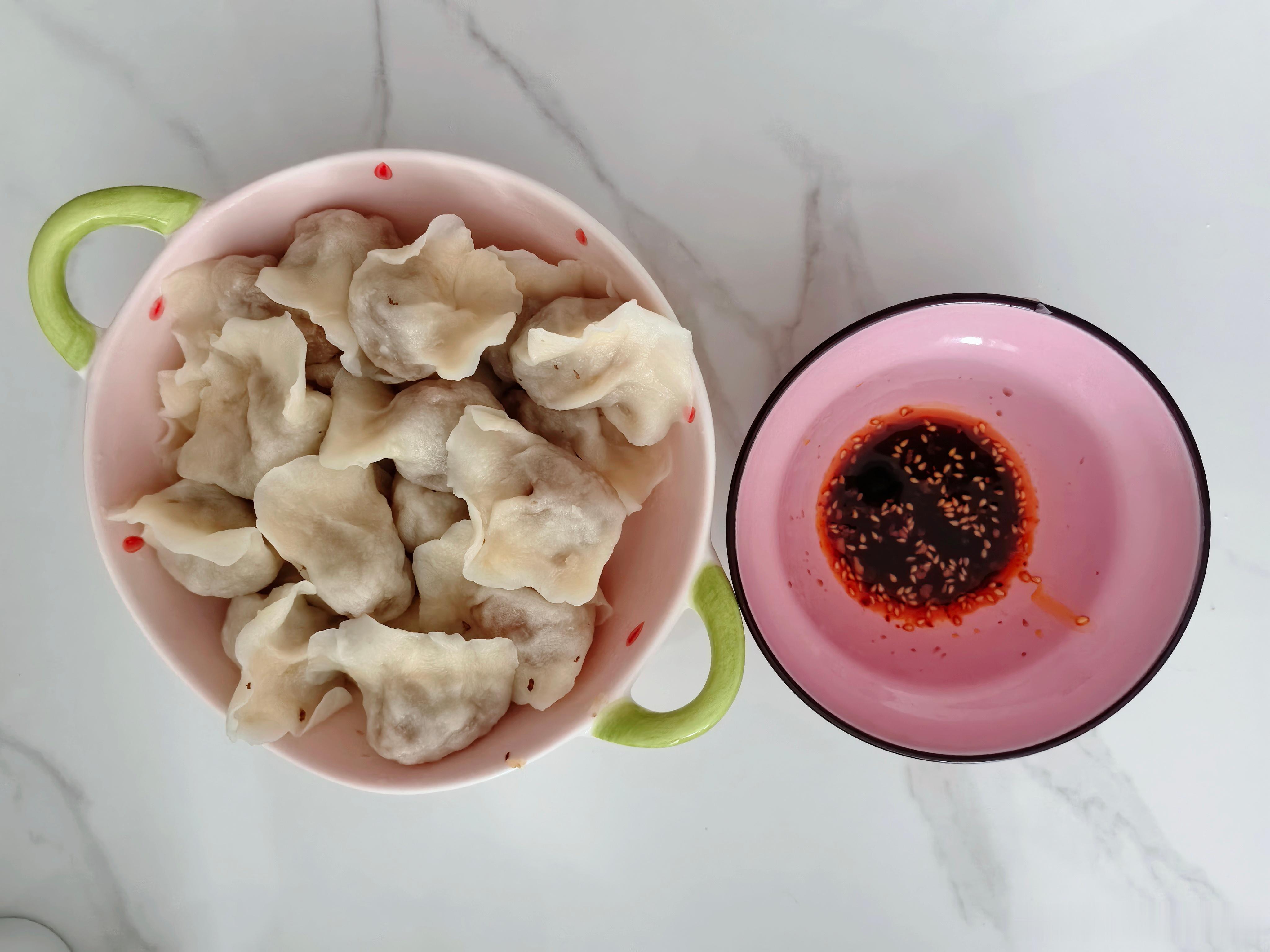 今日午餐 今天的午饭包了一盘大肉萝卜馅饺子🥟，吃饱喝足睡觉，午安💤。 