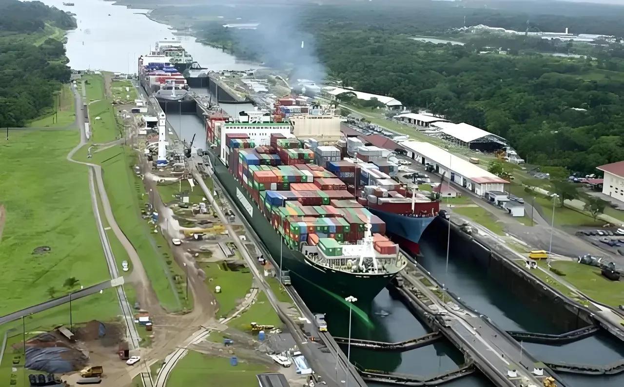 因为巴拿马的事情，李嘉诚可能真的怕了，突然卖掉了英国电网，套现超千亿。一些人认为