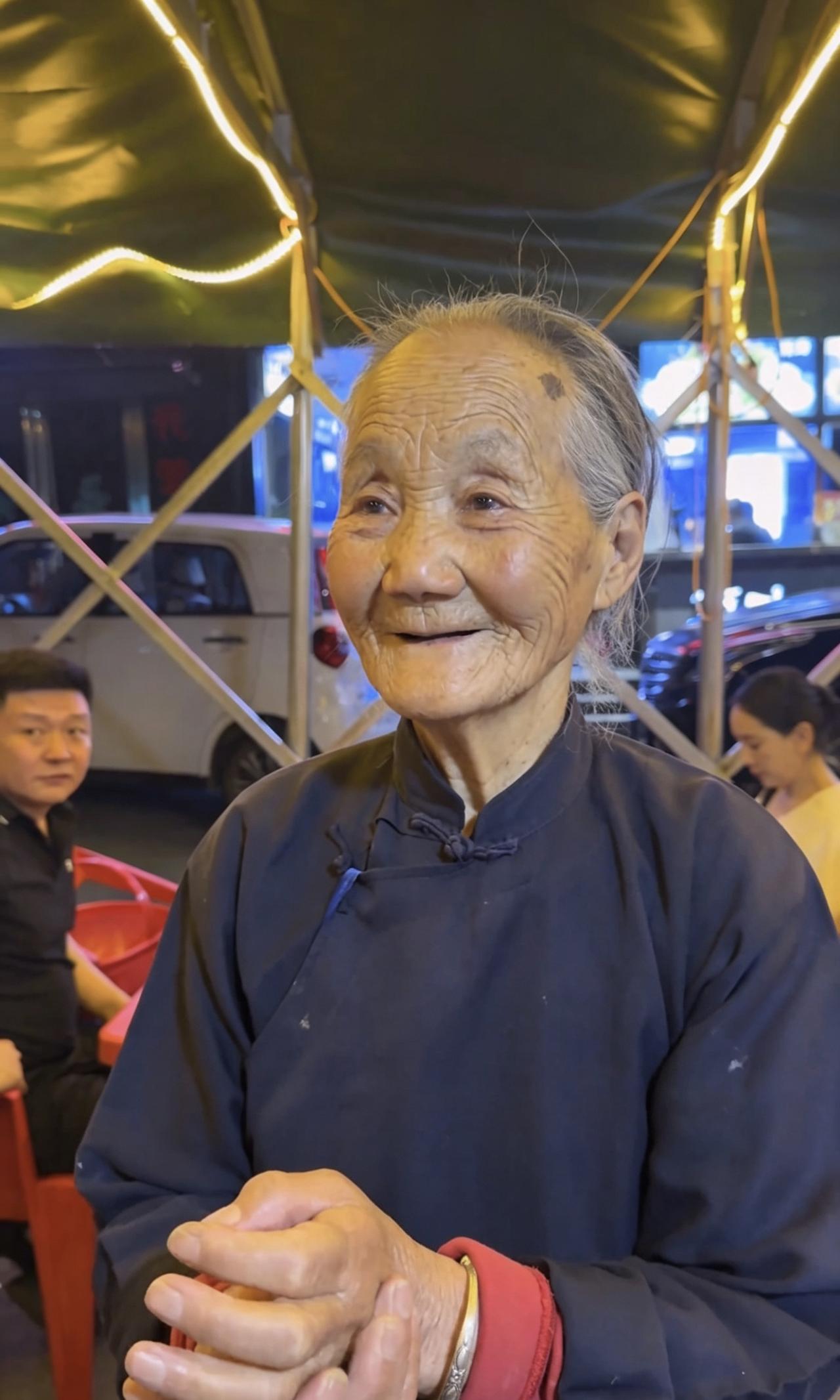 94岁老奶奶创业夜市卖粽子鸡蛋，每天盈利100多块，靠自己双手吃饭是老一辈的体面