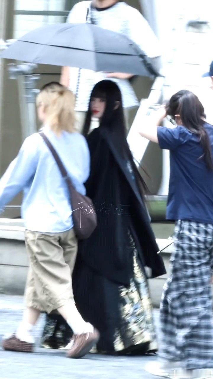 鞠婧祎苏绿夏魔女路透鞠婧祎黑袍马面裙路透今天的小鞠是好优雅的魔女 好喜欢这个魔女