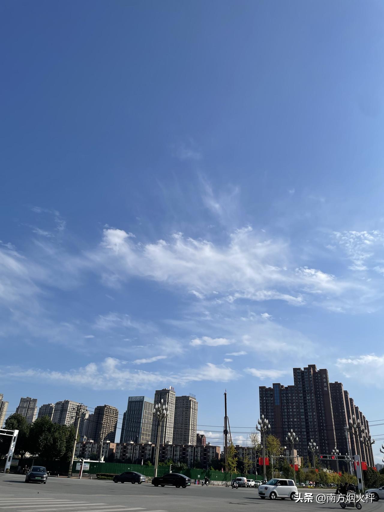 今天的天气真好，好久没有那么好的阳光了，随着冬天慢慢临近，这样的阳光真的是越来越