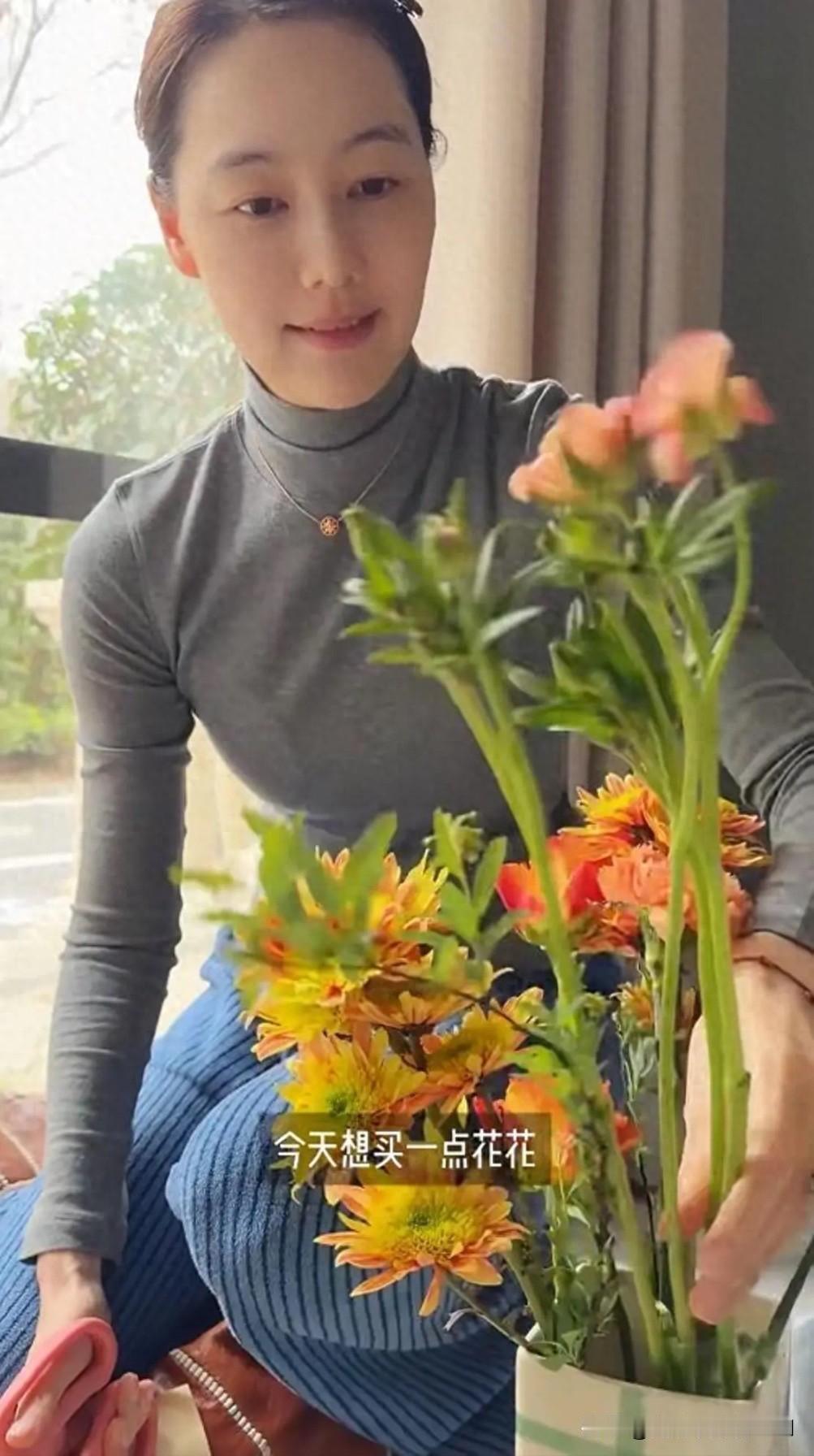 42岁“央视名嘴”王冠晒富太太生活！嫁豪门后住上海800平别墅穿188拖鞋，老公