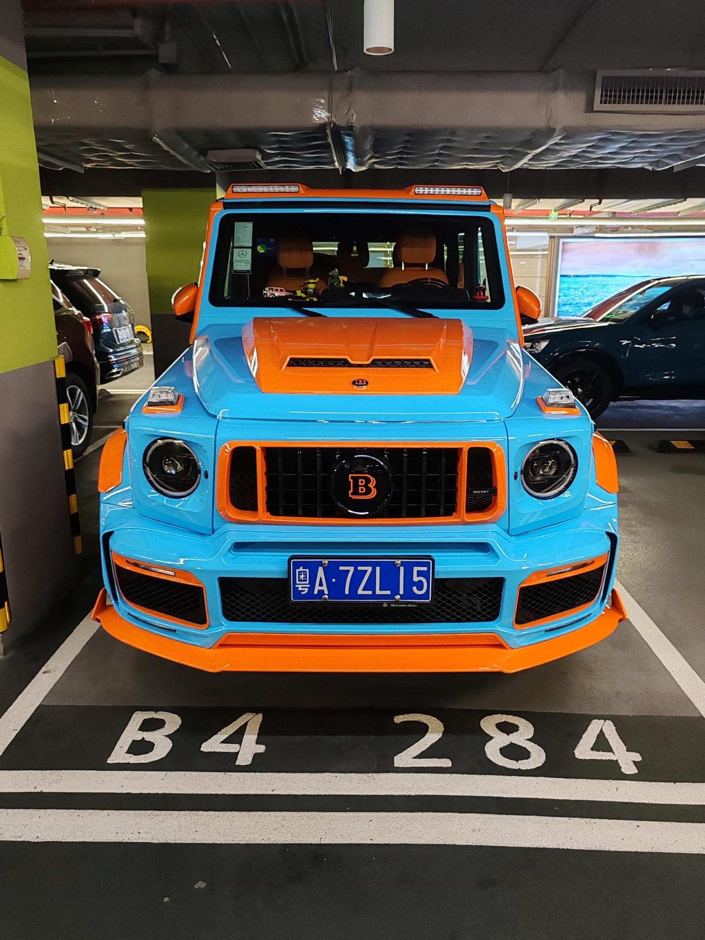 身披海湾石油涂装的Brabus G900火箭版，真的帅到没朋友