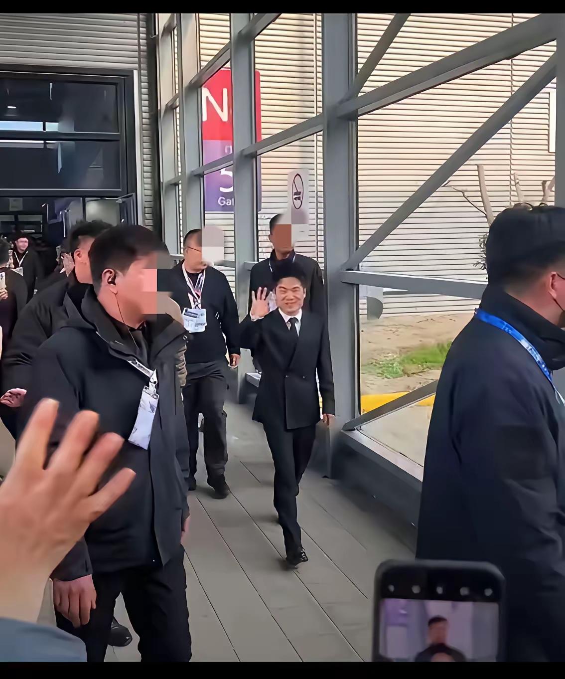 董宇辉
网友吐槽他个子太矮。
这简直就是吃不到葡萄说葡萄酸。
你个子高，可你有他