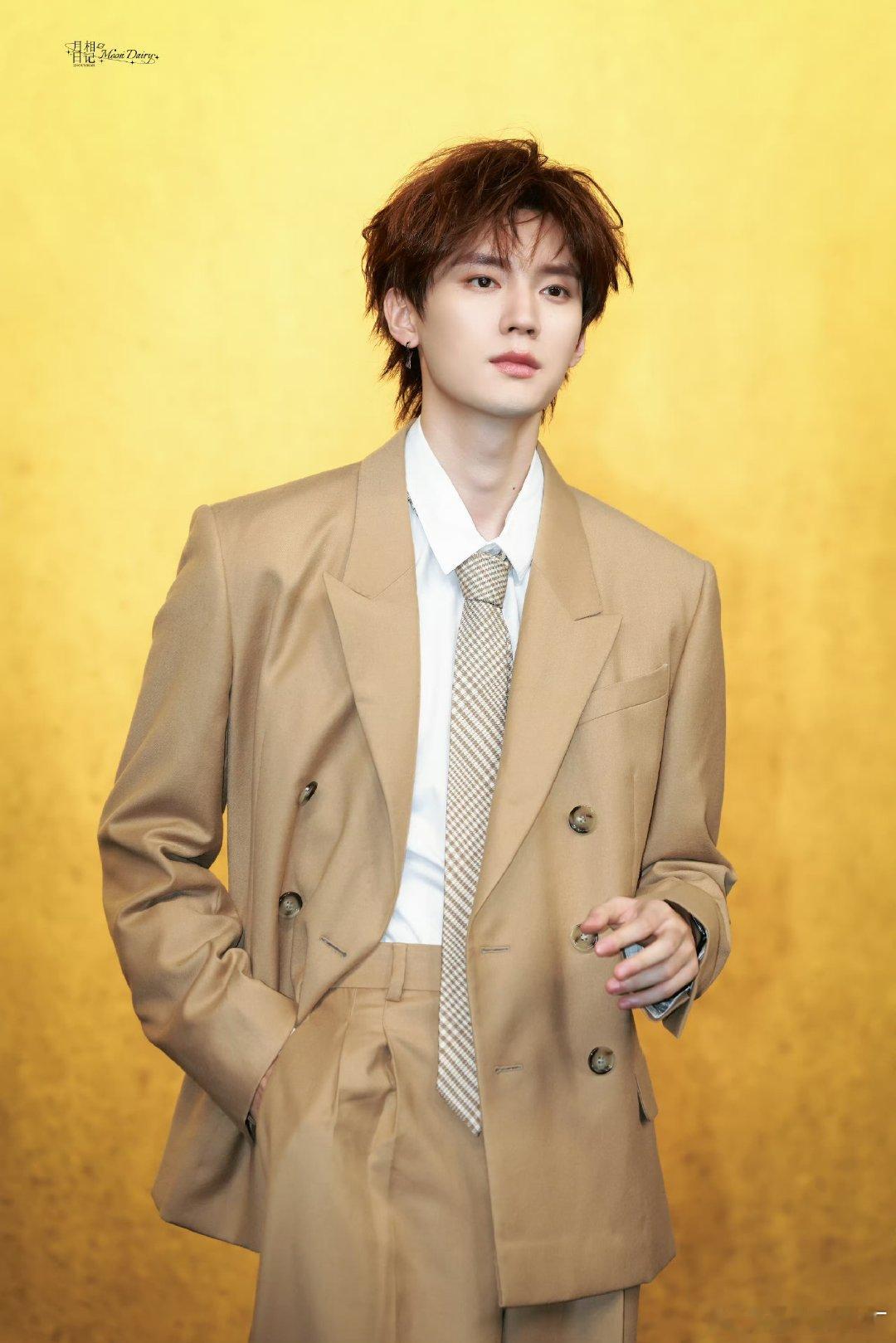 周翊然VOGUE第二套造型周翊然OMG完全王子大人 周翊然VOGUE第二套造型，
