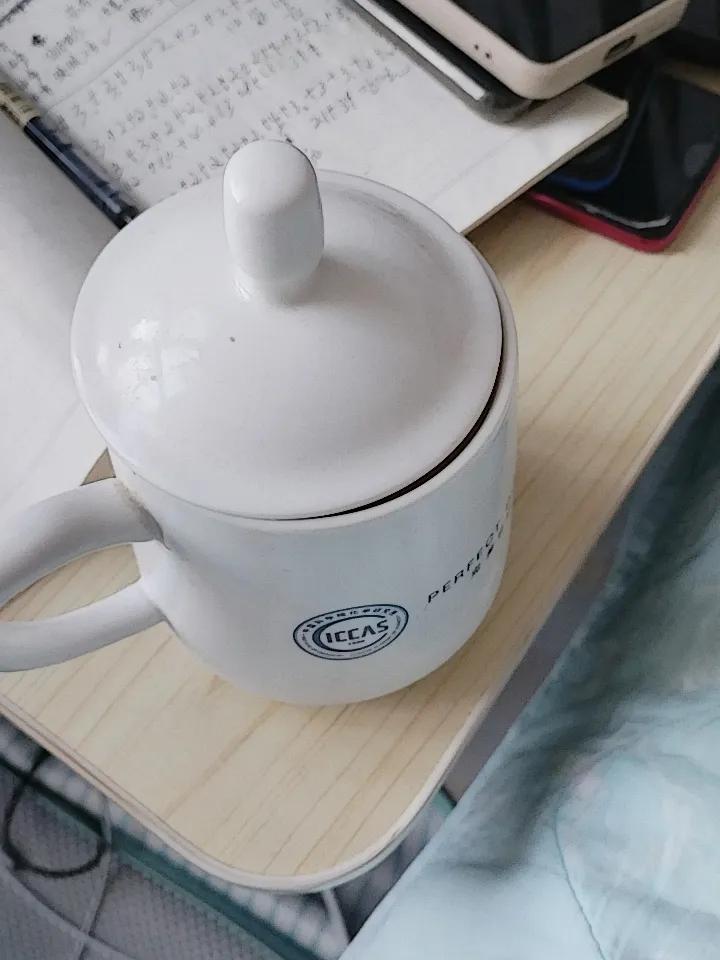 白开水、茶、咖啡哪个更健康?我每天早上起来一杯温开水，不但能缓解口干，还能改善皮