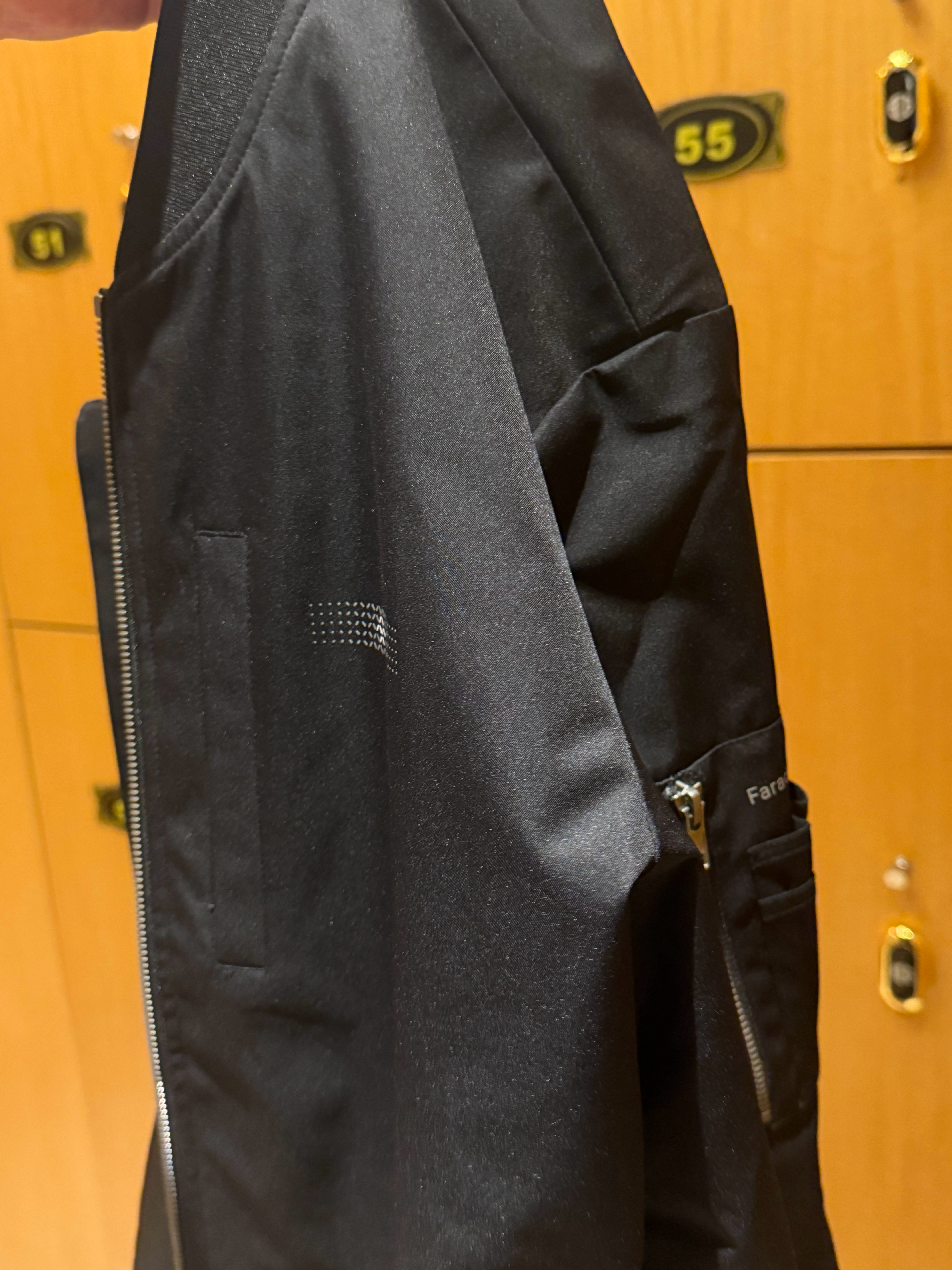 老乡的冲锋衣说实话品质版型都还不错最近很爱穿价格小贵，要799，如果卖399性价