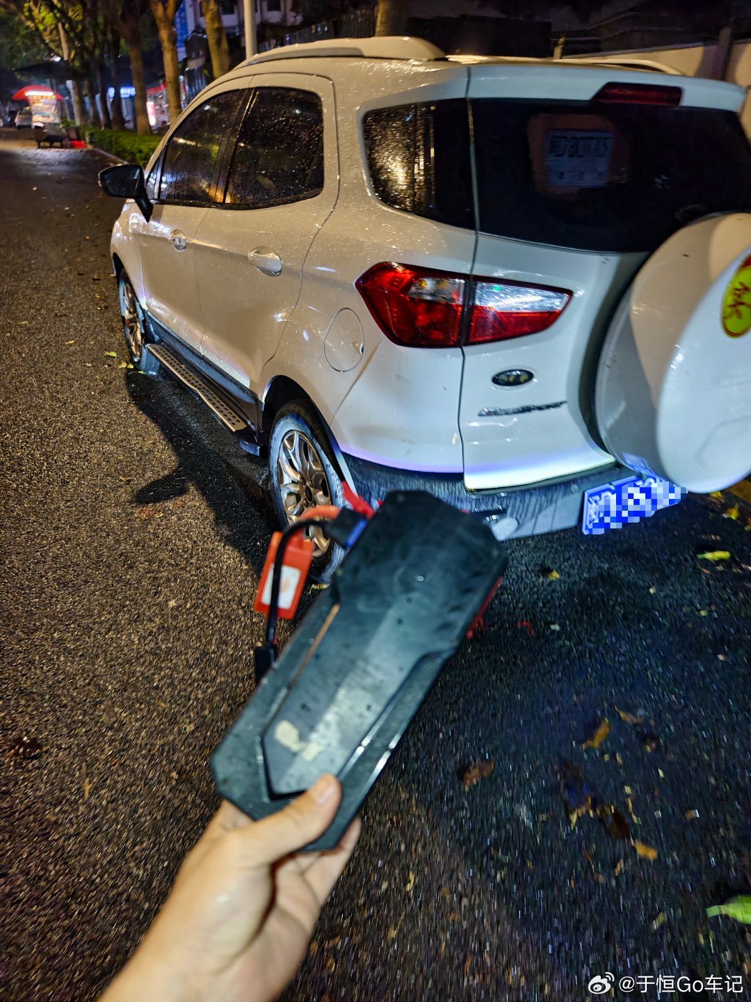 下着雨过来给客户搭个电月中刚帮他搭电了一次，上次电池也不行了第二天还安排人帮他换