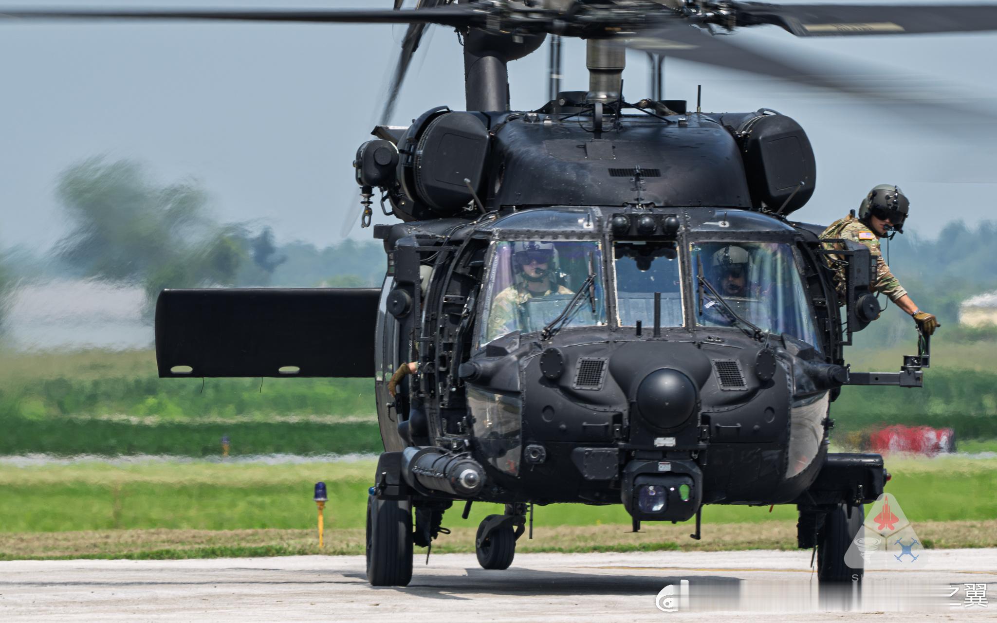 160 SOAR MH-60M黑鹰夸张的进气口过滤器，显然普通黑鹰的进气颗粒分离