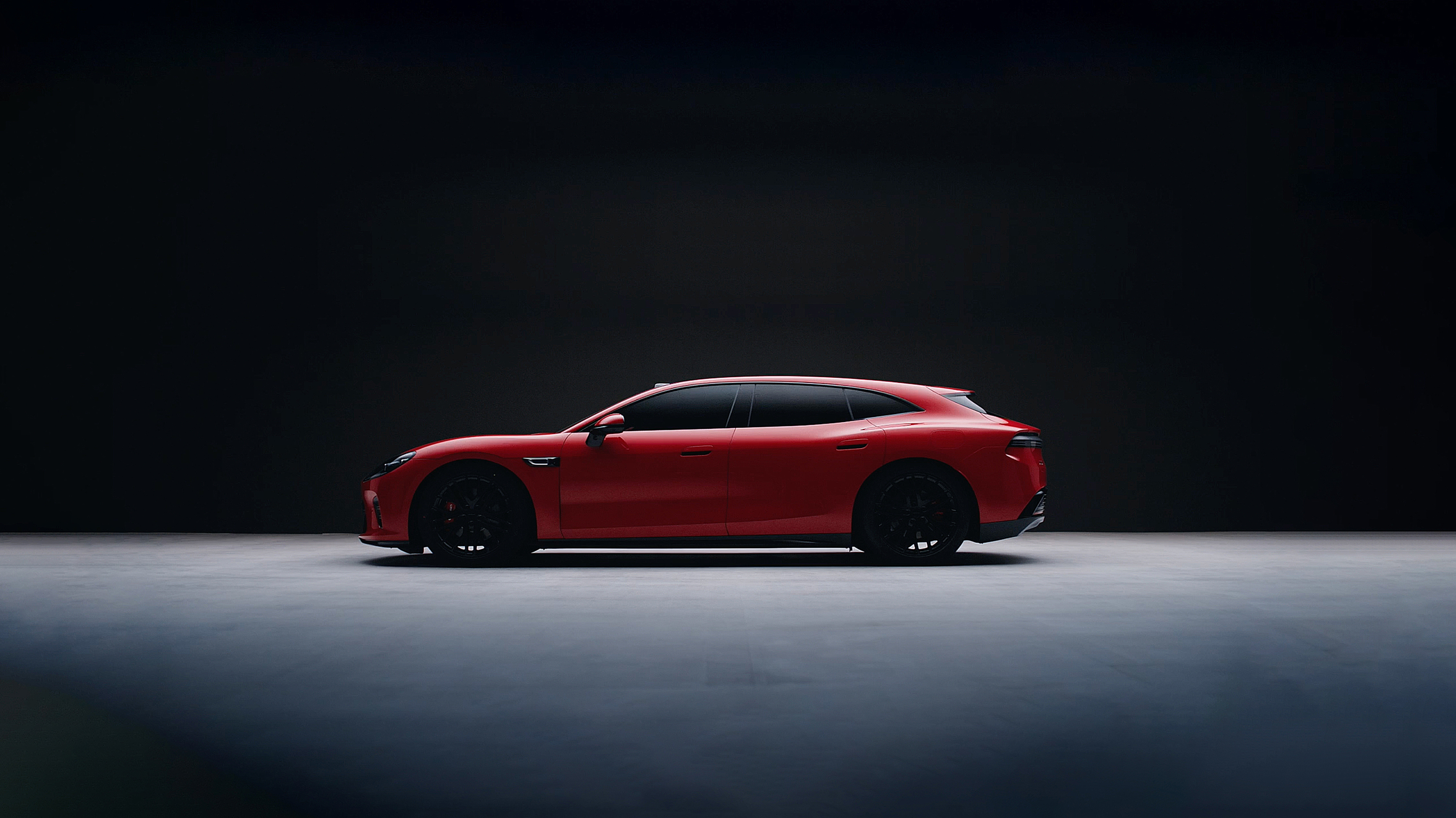 据说启境GT7的底盘由阿斯顿马丁、迈凯伦前工程师参与调教，操控层面很有想象空间。