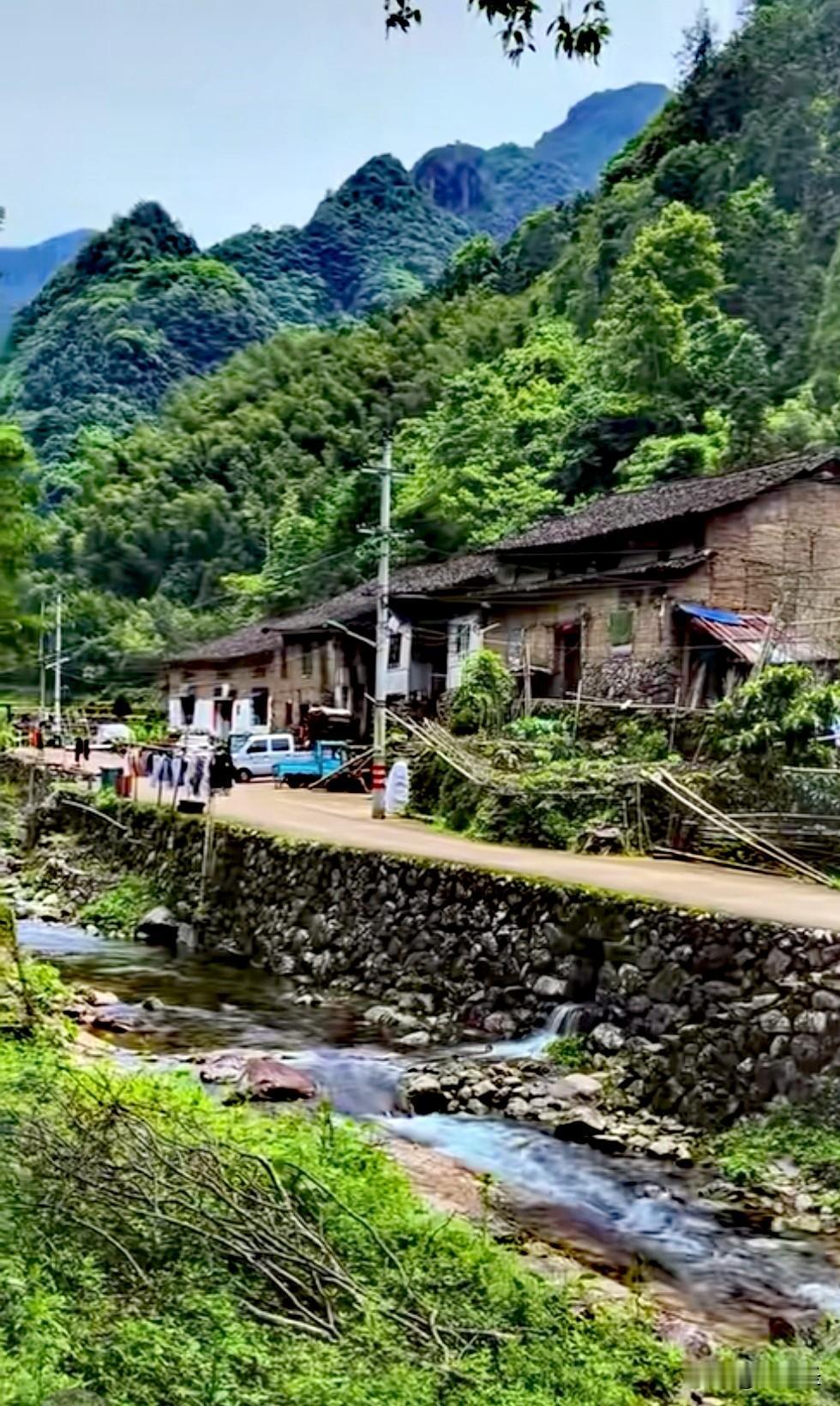 我拍的乡村美景照片里，正是“一山，一房，一路，一溪，一车，一人”的画面。
照片里