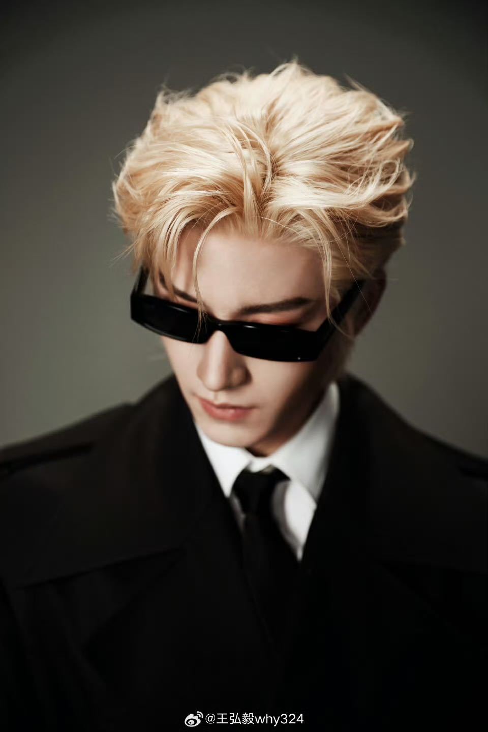 王弘毅生日直播王弘毅金发 王弘毅这套金发生日图真给我帅的一愣一愣的！生日直播又换