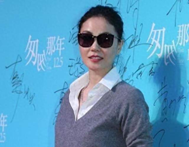 王菲穿出了60后大婶羡慕的高级感，一身黑白灰穿搭，时髦又洋气