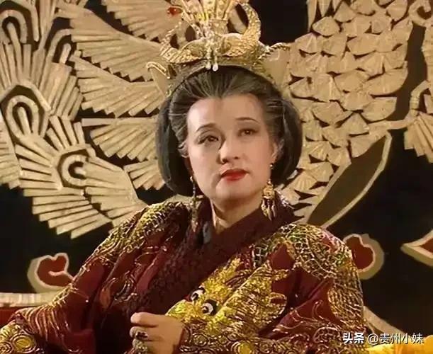 一日，武则天喝了点小酒，有了醉意。她准备小憩，却见李治正捧着武顺的小脚。武则天大