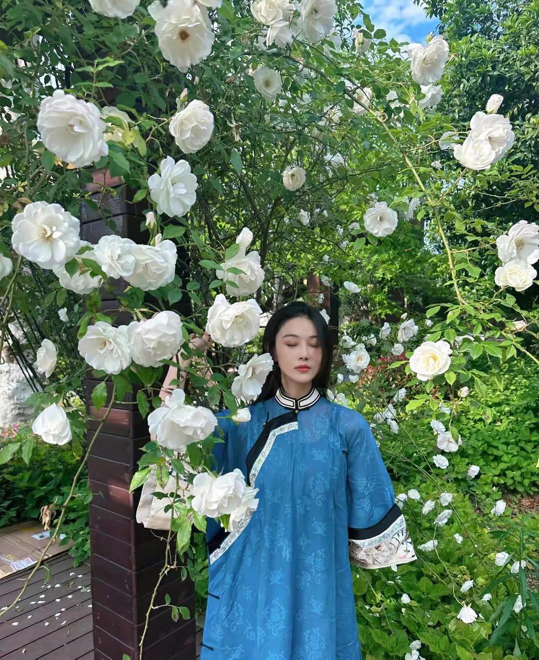 37岁张馨予晒自家花园，她在院子里种植了各种花朵，色彩斑斓、鸟语花香，仅仅是看着