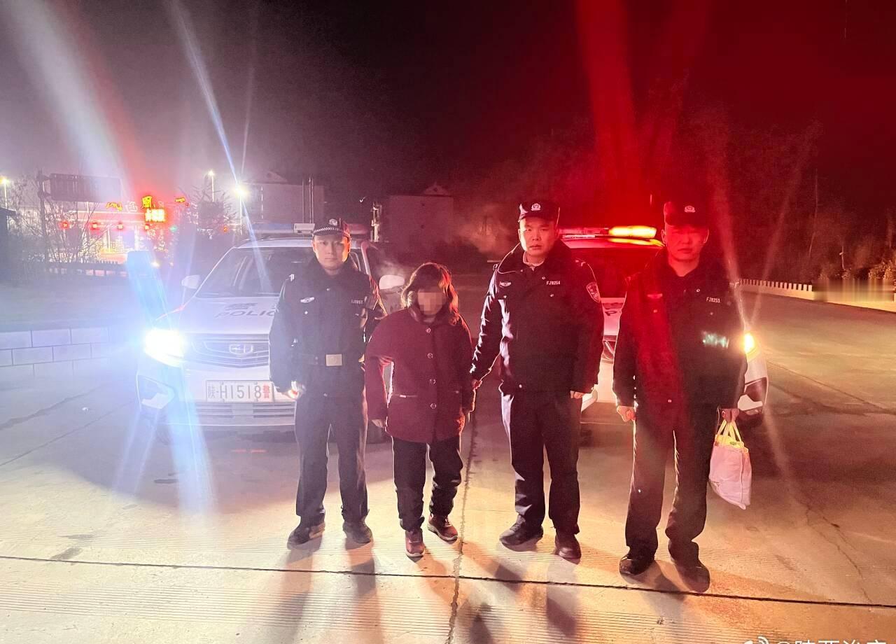 【警民携手 助走失老人平安回家】1月26日晚23时，商洛柞水凤凰镇村民张某向凤镇