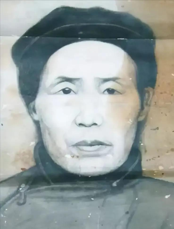 [微风]1928年，23岁的王树声被敌人追杀，一位大娘见状立刻他拖至自家地窖中藏