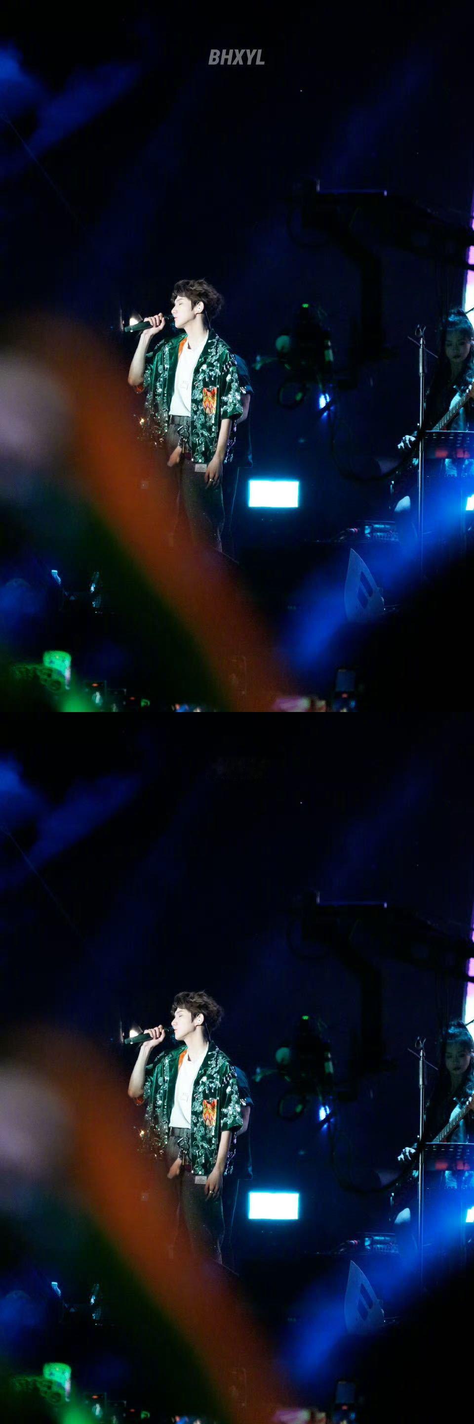 王源音乐节造型王源音乐节造型绒面半袖外套➕烫钻牛仔裤，好特别好帅的一套look?