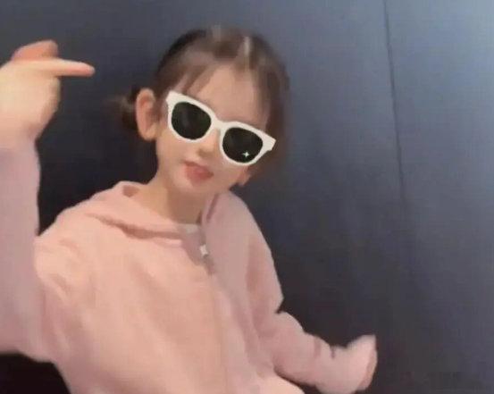 郭富城自曝女儿沉迷韩团练舞 郭富城笑着调侃还开玩笑担心女儿以后想去做女团，但是整