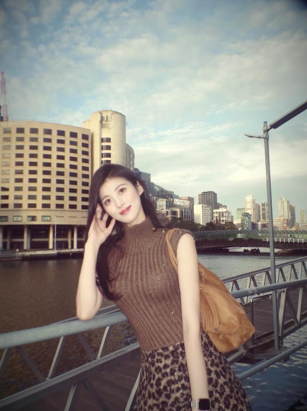 城市河畔的时尚女郎