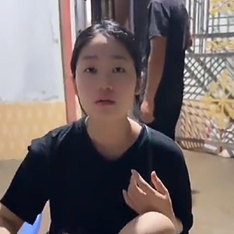 小松和秋秋在越南省城安沛建民宿，请小叔小婶还有小婶的爸爸来工地干活，一半是因为工