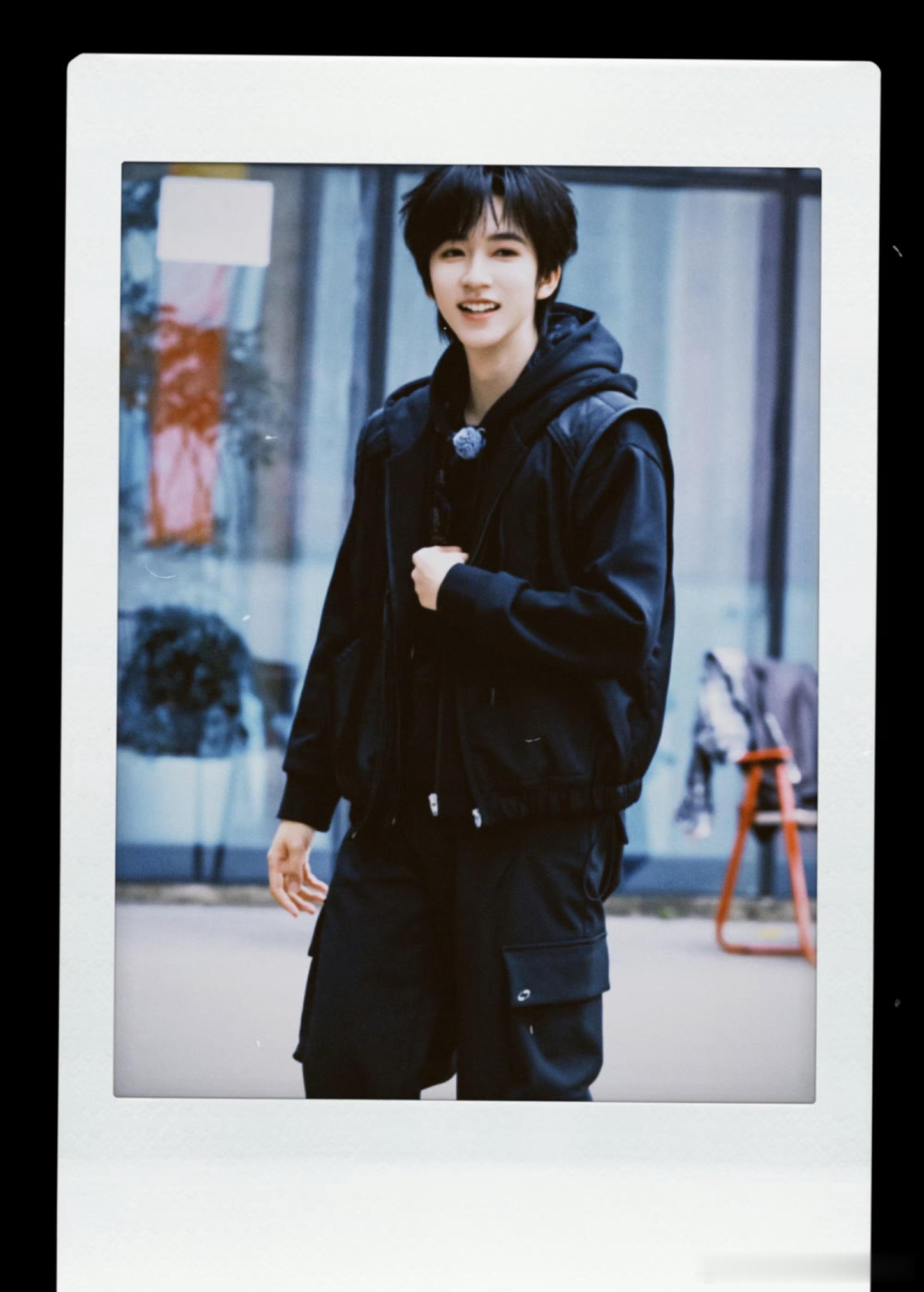贺峻霖没少看短剧吧贺峻霖五十公里桃花坞6 贺峻霖高会更新九宫格
