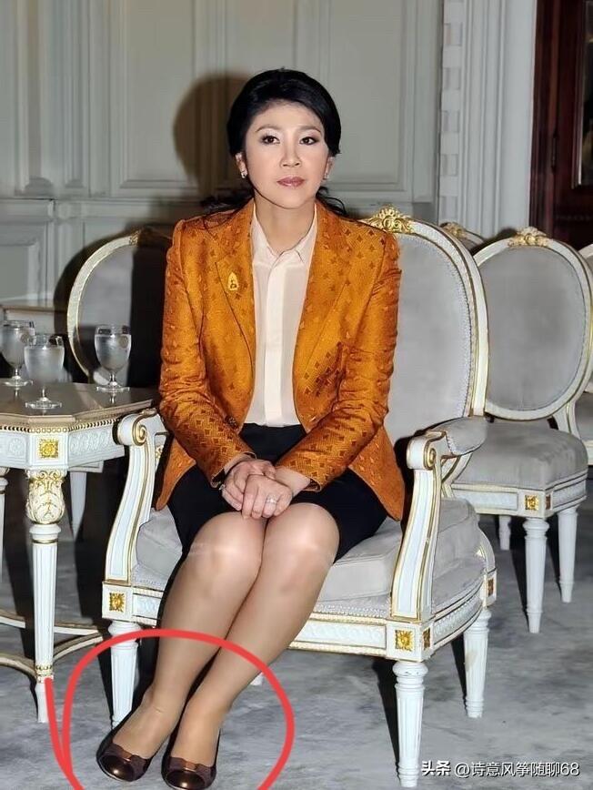 不愧是亚洲第一美女，她的身材也保持的非常好，和年轻时一样，颜值美艳无双，论肤色白