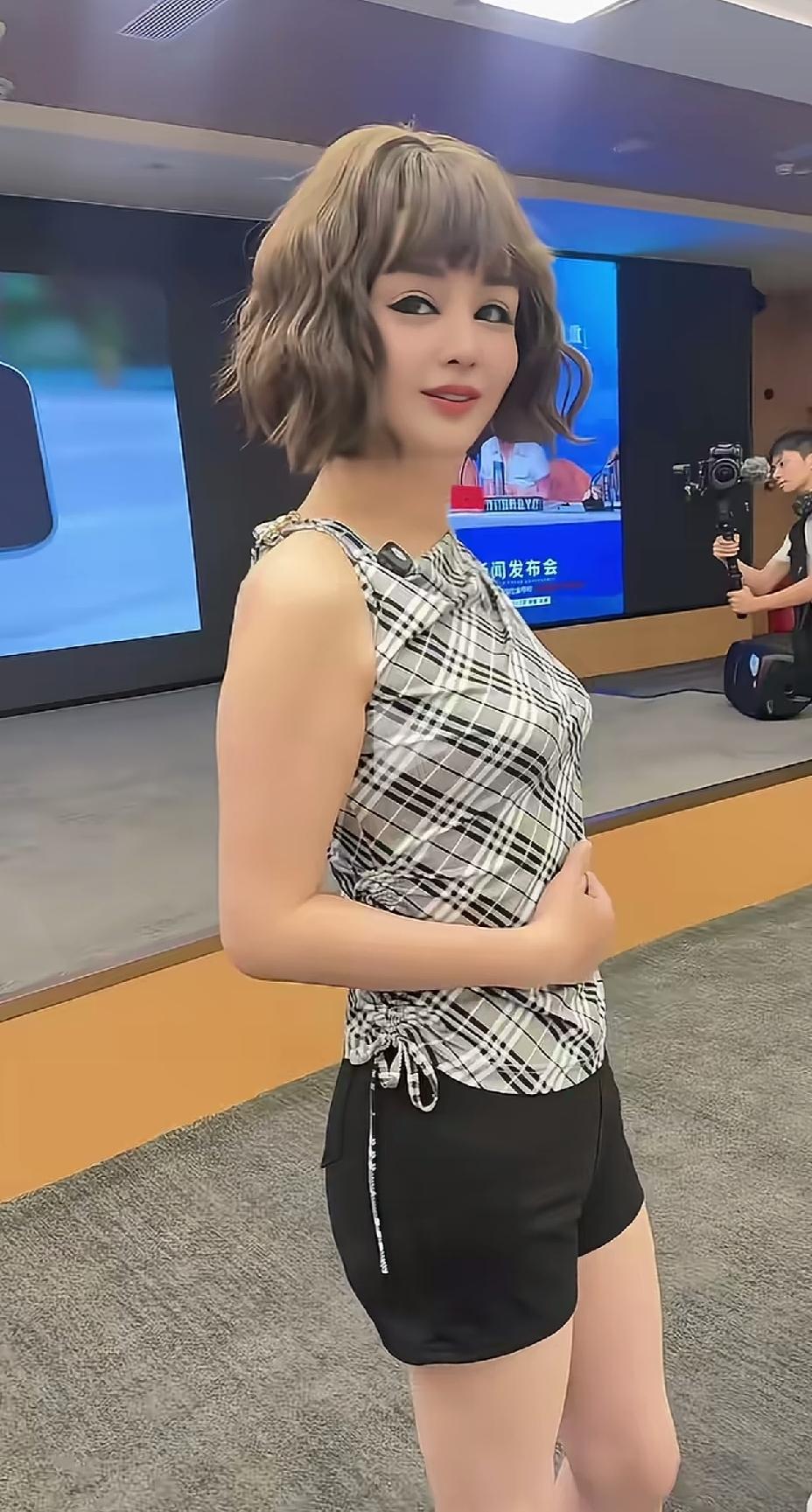 靠医美发家致富的虞美人，把自己整成了芭比娃娃，都看不出从前的模样了，堪称医美界的
