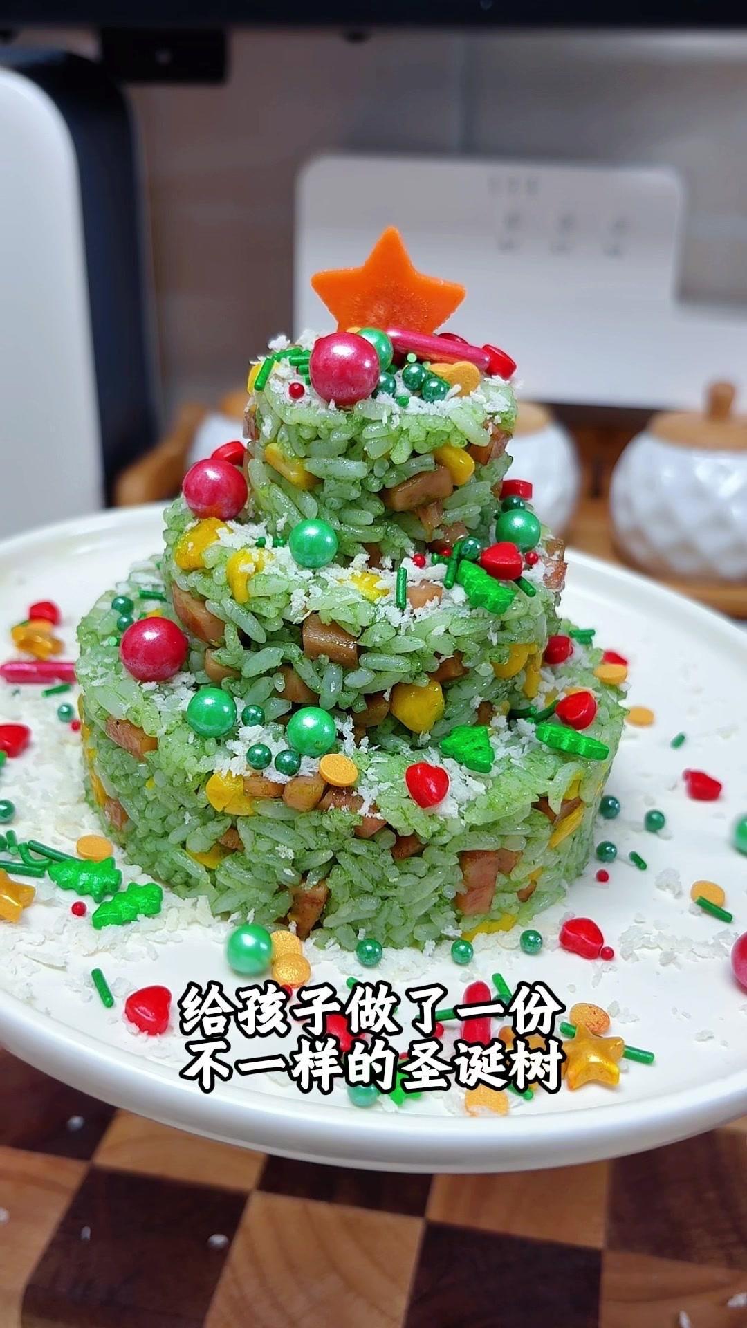 用米饭给孩子做了份不一样的圣诞树，做法很简单，颜值高又美味。
先把菠菜焯水，放料