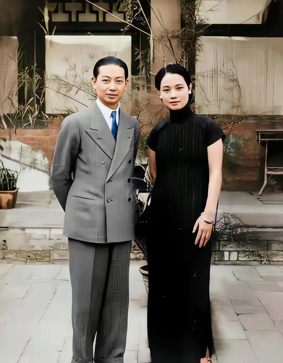 男人女相，面部过于阴柔。
反而是身旁的那个女性，透着一层飒爽之气。
当然，这是站