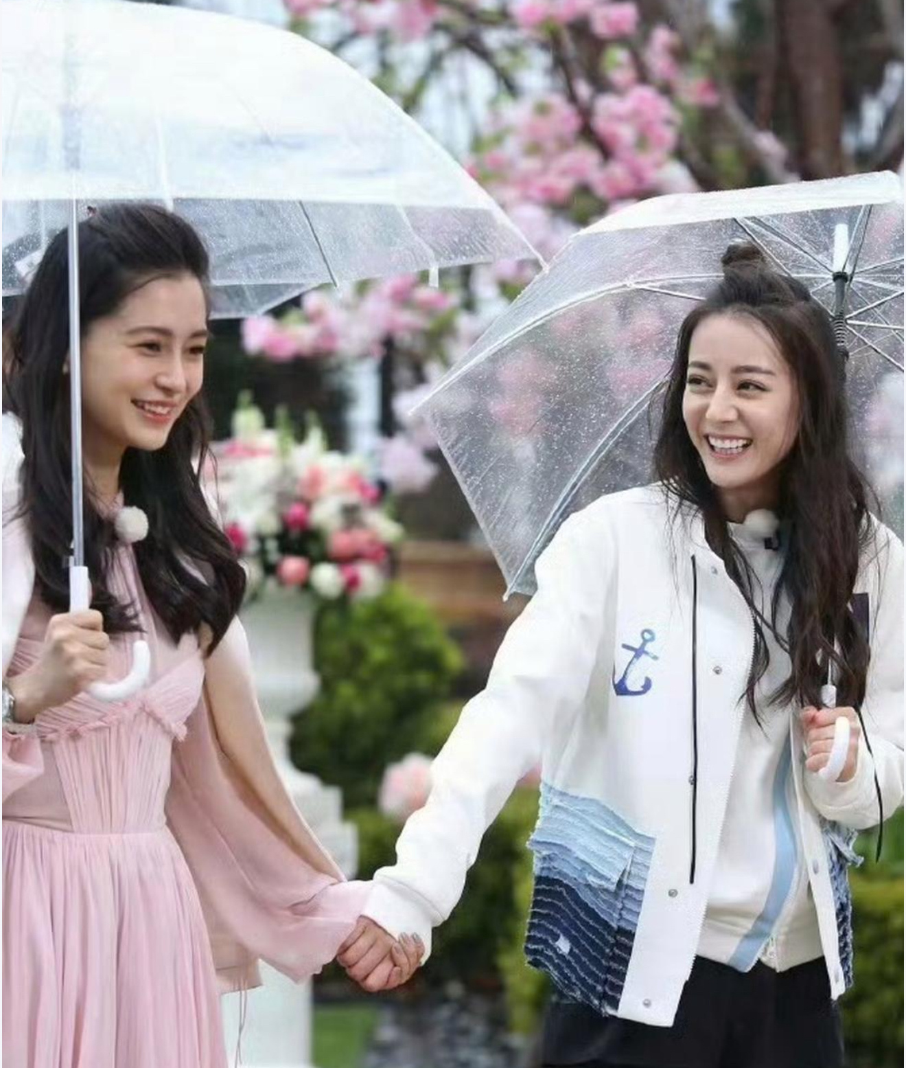 对比之后才知道原来以前的跑男是无滤镜的，且嘉宾都是淡妆或素颜出镜，不像现在的人是