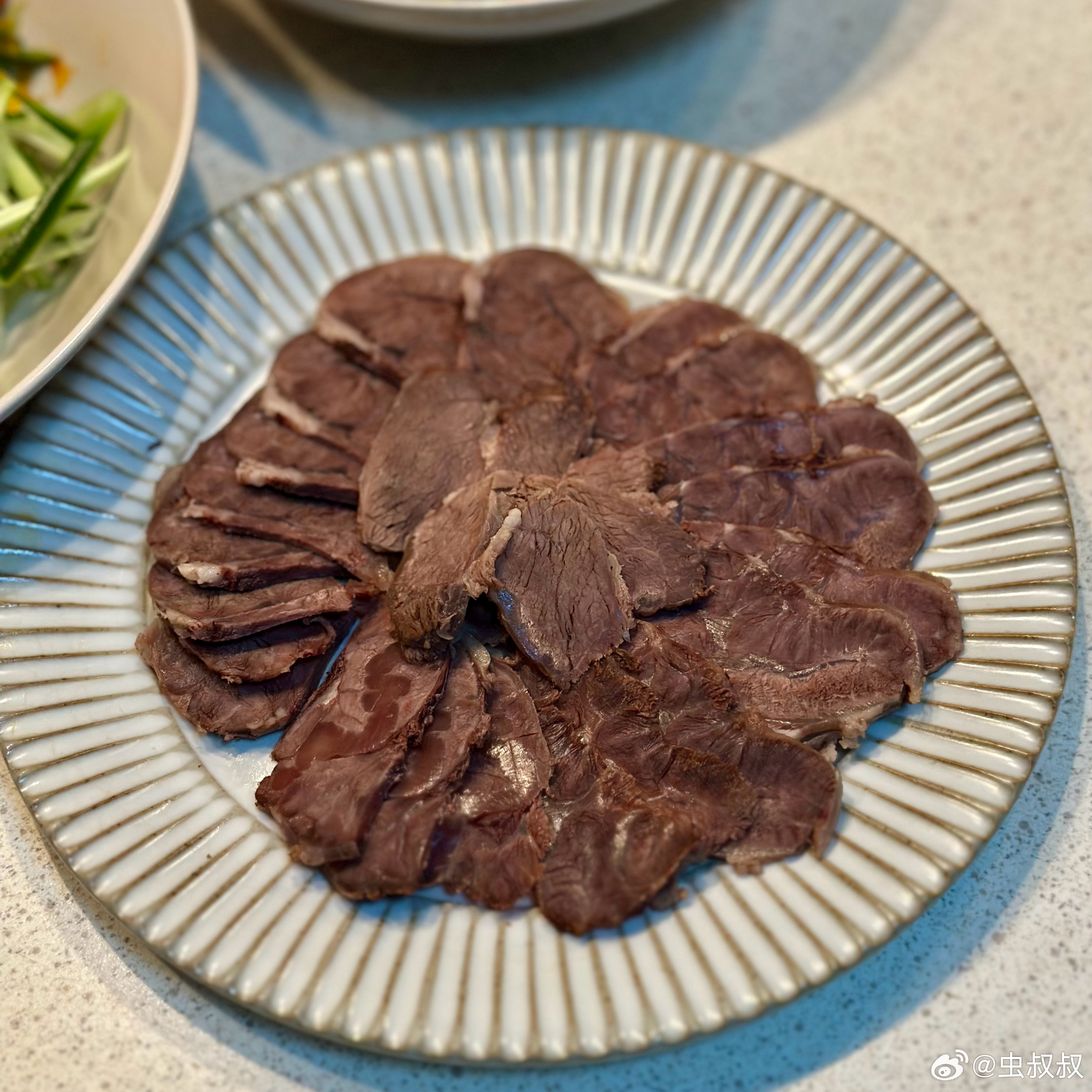 晚餐。菜多得不成比例的麻酱凉皮，加上牛腱子肉，一起拌着吃。凉皮是魔芋做的，约等于