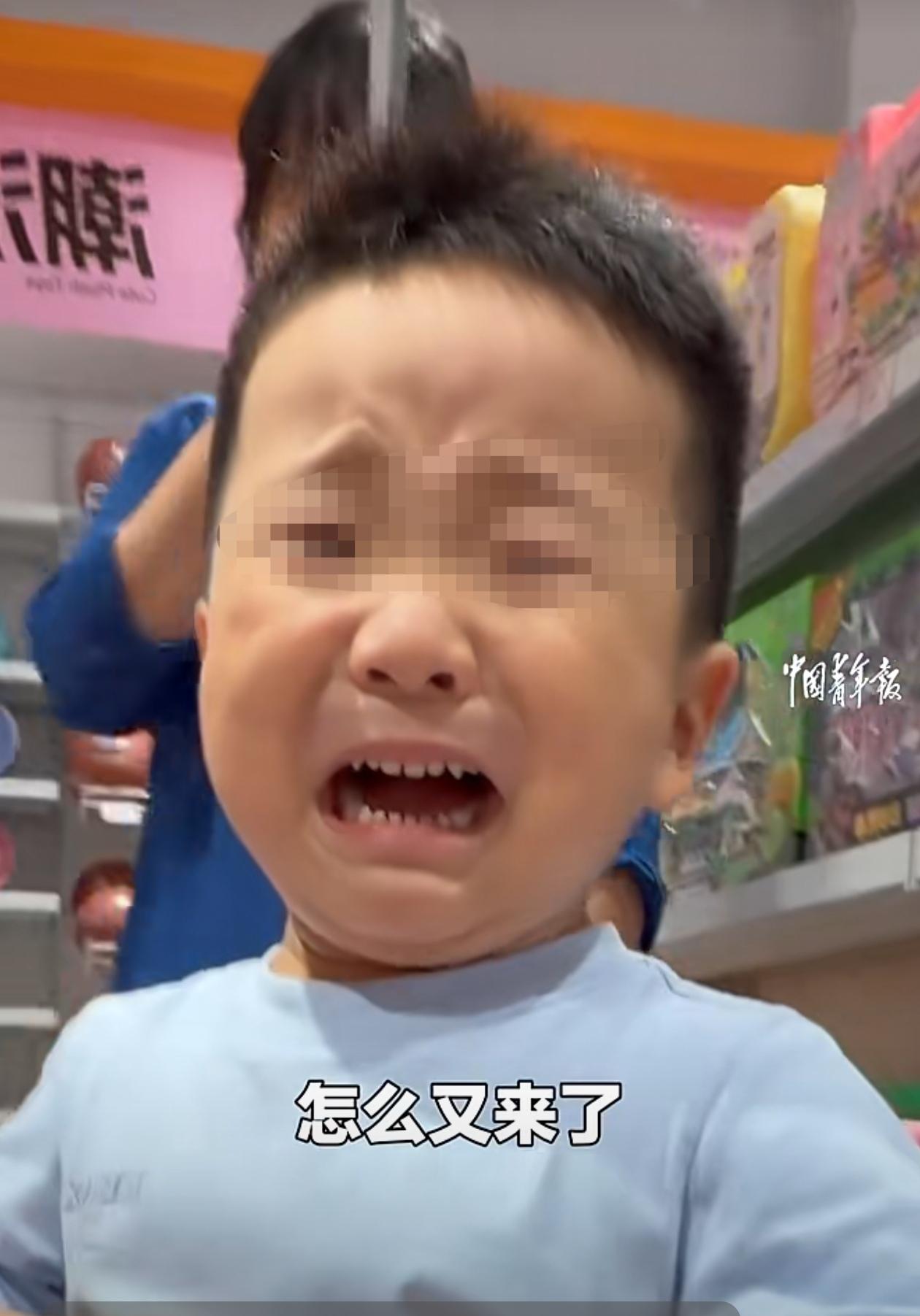 小朋友和妈妈一块逛商场，突然看到幼儿园老师崩溃大哭：你怎么又来啦？
个人感觉，小
