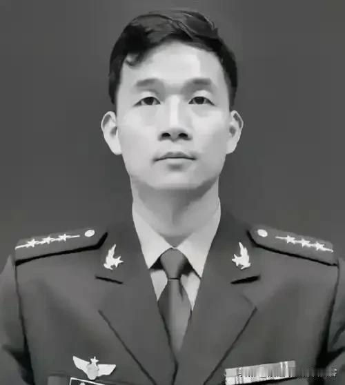 黄鹏，湖南澧县人，西部战区空军上尉飞行员，飞行中队长。2017年11月7日，在新