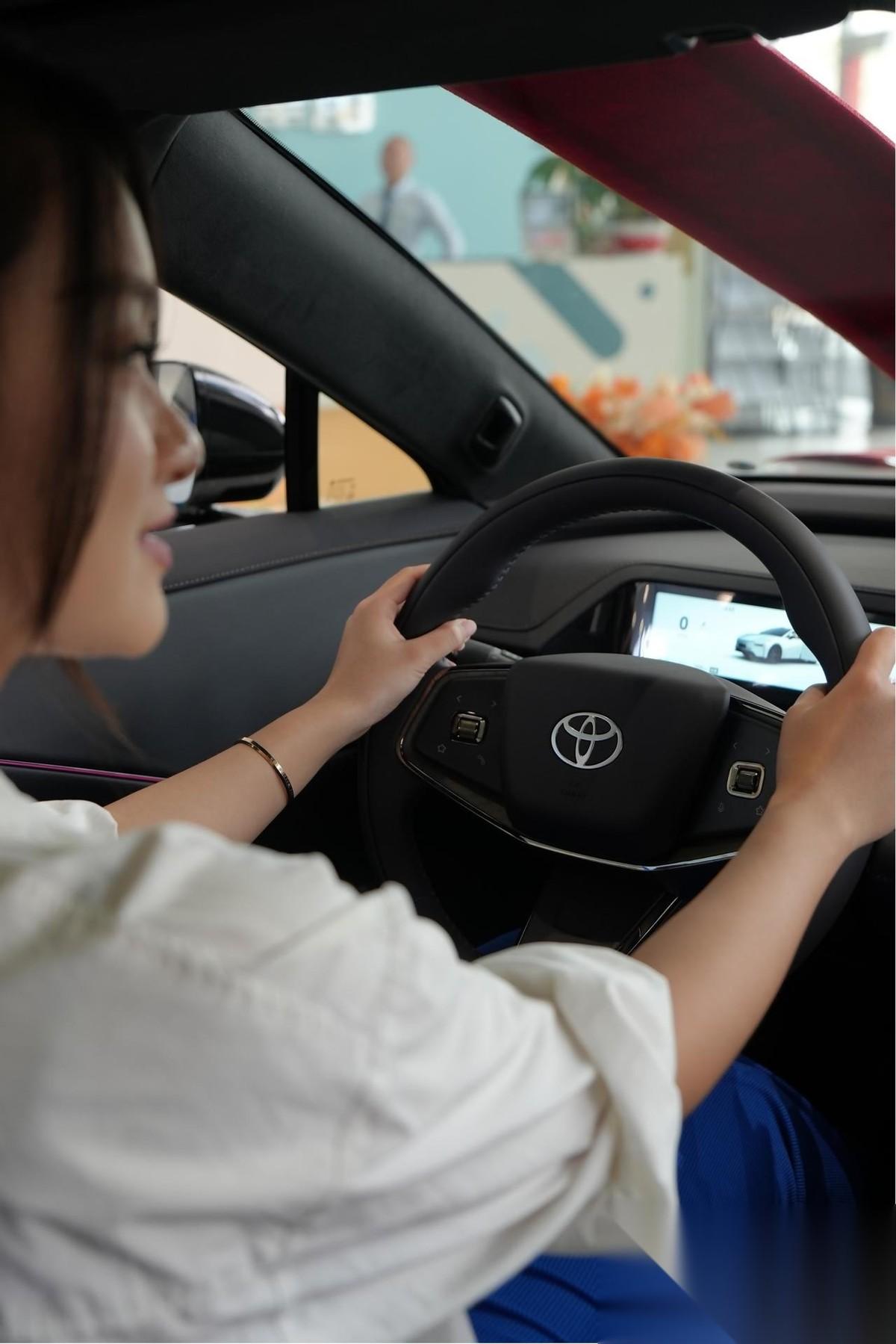 如果你认为女生买车只会凭直觉，那就大错特错了。如今的女性消费者正悄然变身为理性的