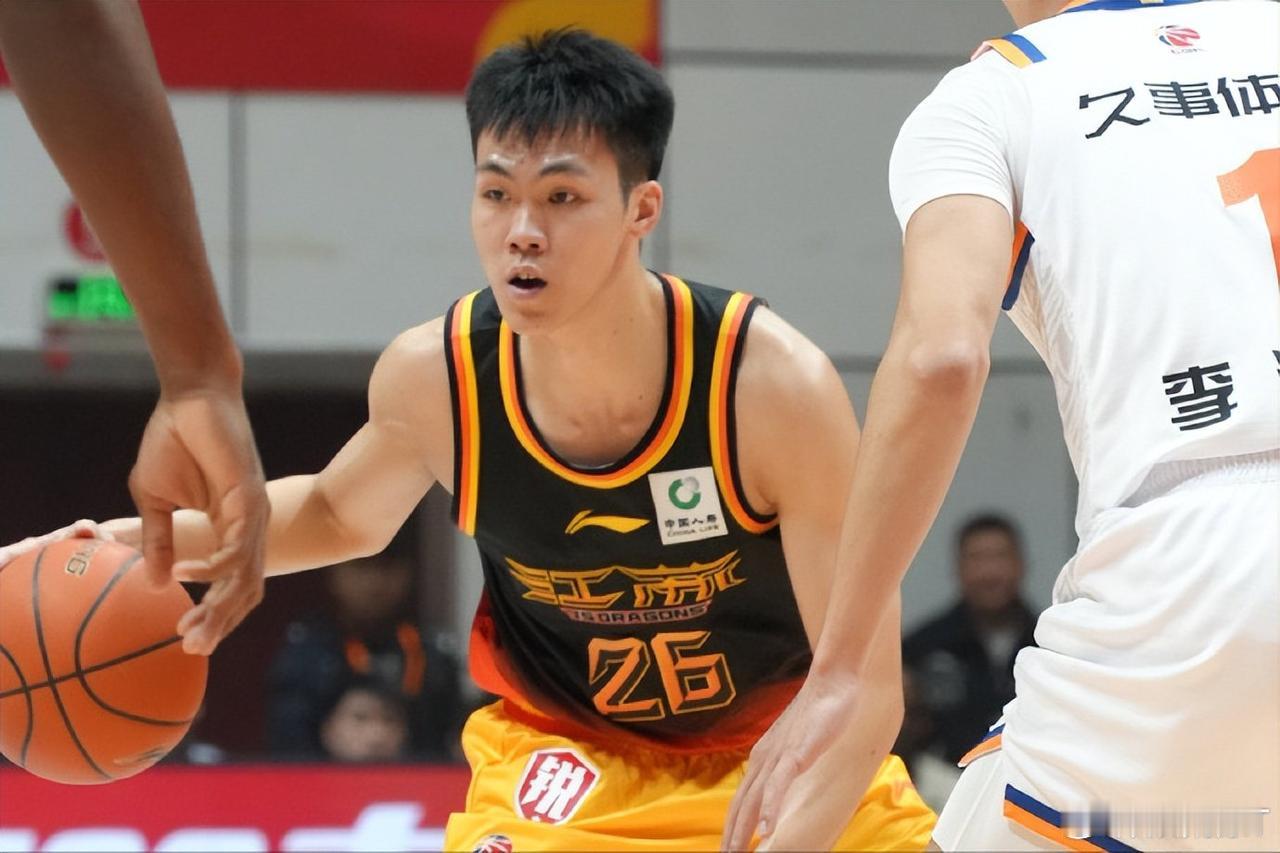 庞峥麟一步到位！

男篮亚运会大名单已经确定，被球迷誉为广西球王庞峥麟成功入选，