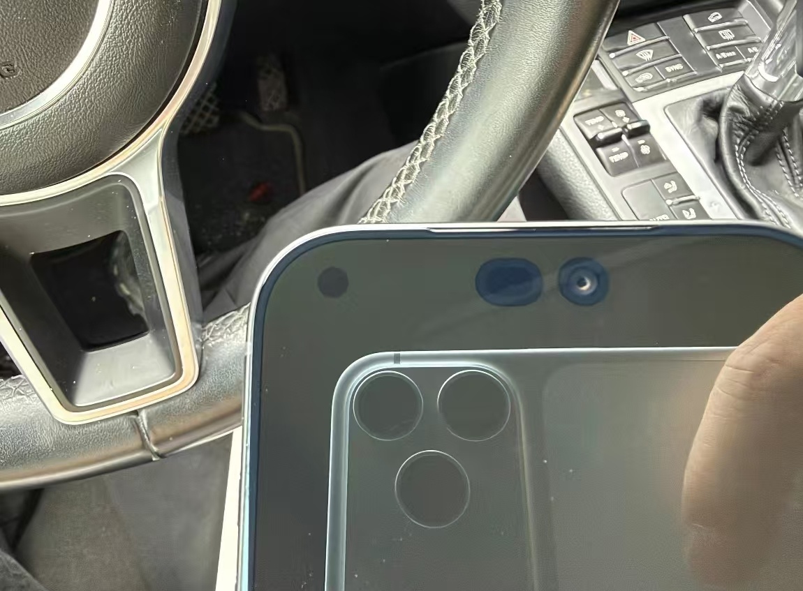 iPhone18Pro新配色拿到新手机的朋友，强光下看看这个屏幕。上面的开孔也太