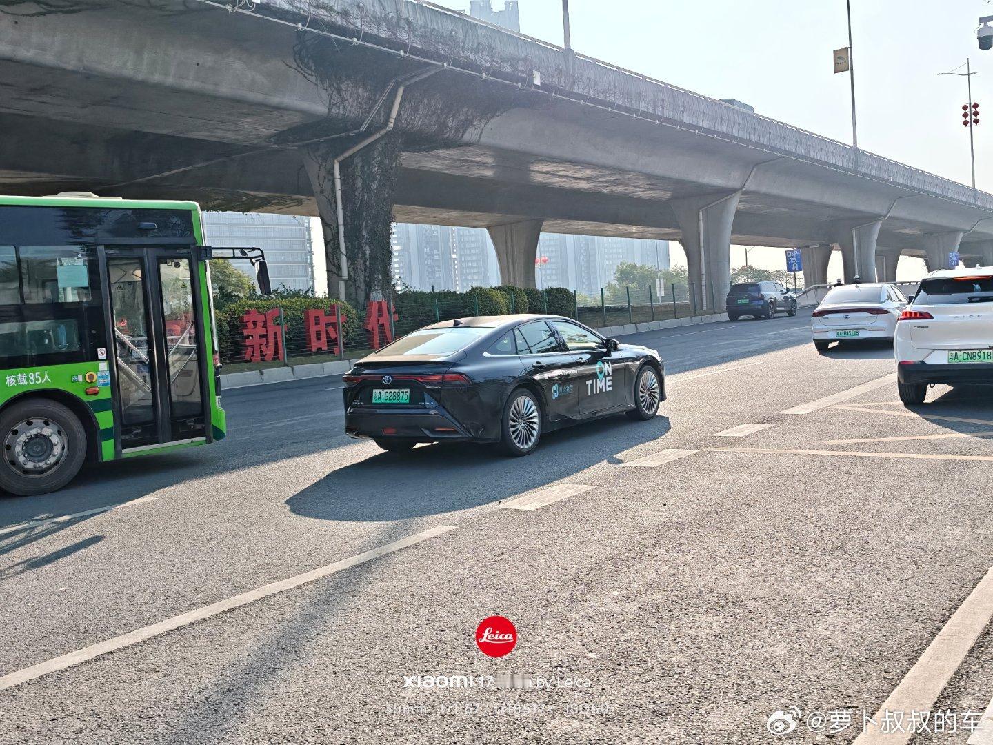 坐上了广汽丰田的氢燃料电池车，丰田第二代Mirai，内部空间窄了一些，但整体行驶