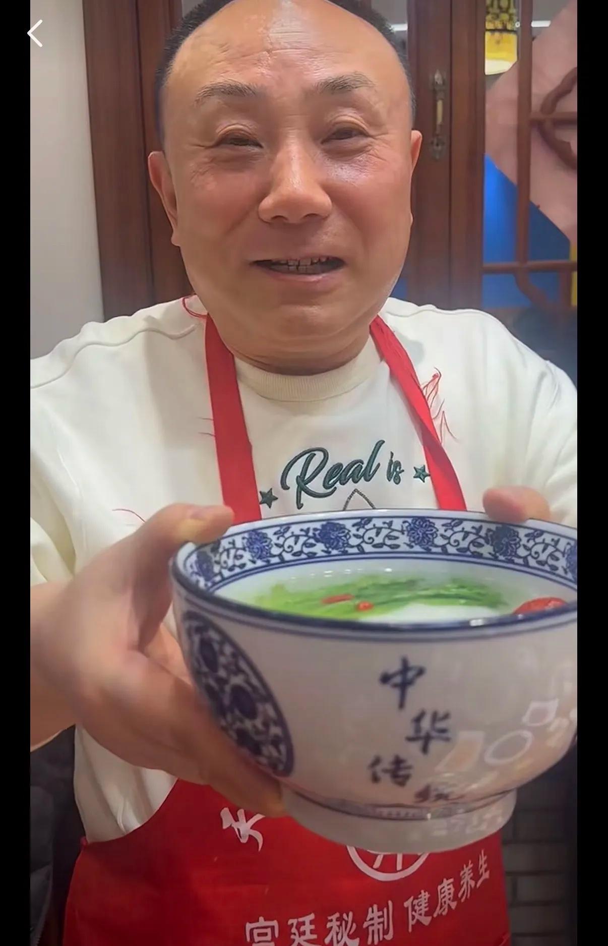 严总这张照片真的是越看越难过，心里忍不住发酸。

当年的他还是那样意气风发，满面