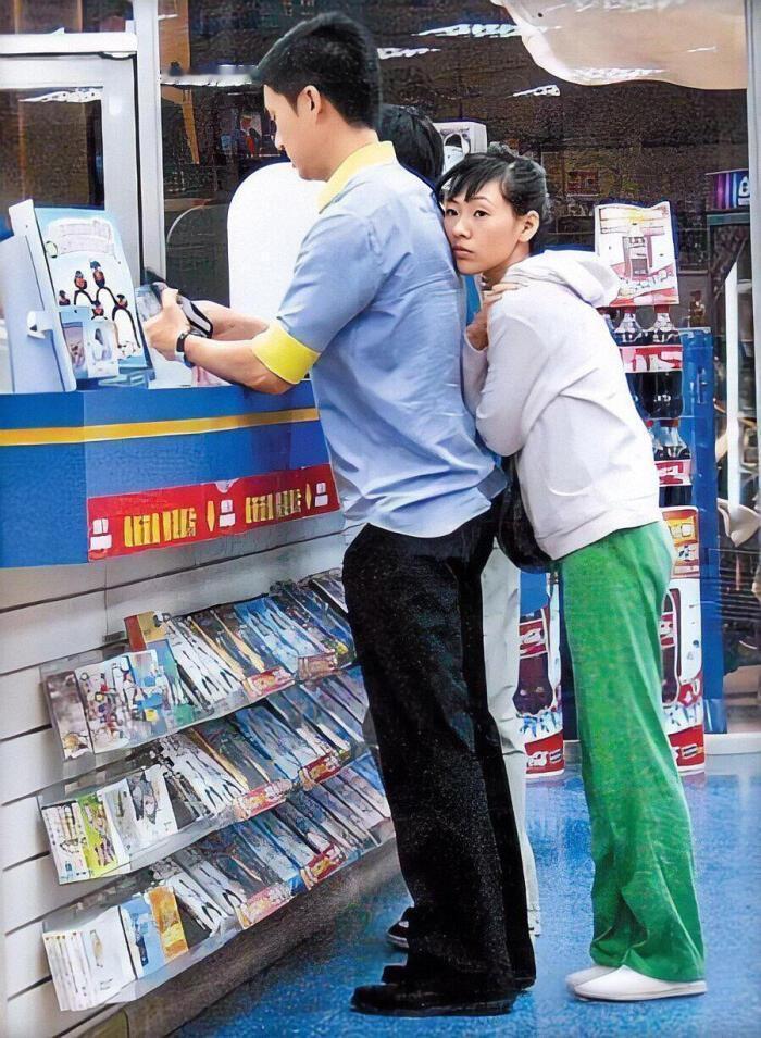 早年，小S与老公许雅钧逛街时的画面，她就这样依靠在老公的背上发呆的样子。

找一